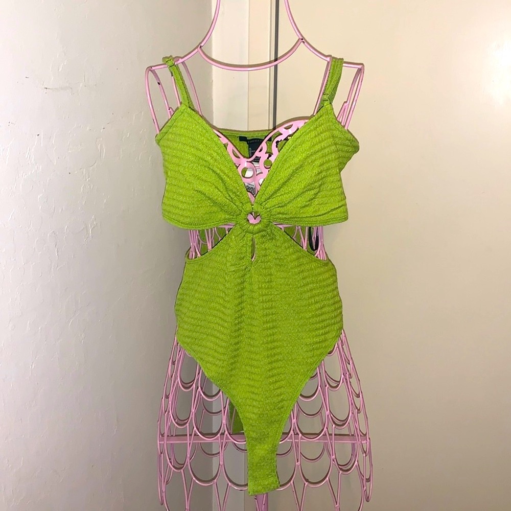 🎁NWT Forever 21 Green Apple Keyhole Bodysuit- Medium